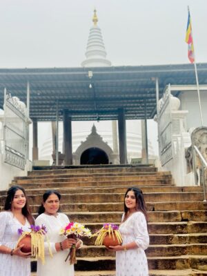 Anu Kanu Instagram - පලසක් විලස යන මග මල් ඇතිරේවා...🌻
පහන් විලක් සේ නෙතු දැල් වේවා...🪔🌷
වසන්තයක් සේ දිවි සරු වේවා...⛅🌸

අරුතක් ගෙනෙන, සාමය, සතුට පිරි නව වසරක් වේවා...!!!🙏🌼
✨2026✨