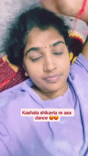 Anuja Mule Instagram - Lekra la lekra sarkha rahu dya 🙏💯💯 @anuja_mule_9146 #dance #instagram #viralreels #viralvideos #viral #reelsinstagram #reels #instagood #insta #viralpost #reelsindia