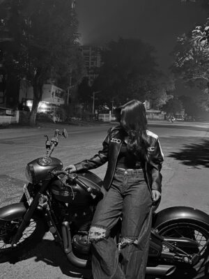 Anushka Sutar Instagram - Up for a RIDE!?
#jawaperak #rider #bikergirl #anushkasutar #dhurandhar #bike