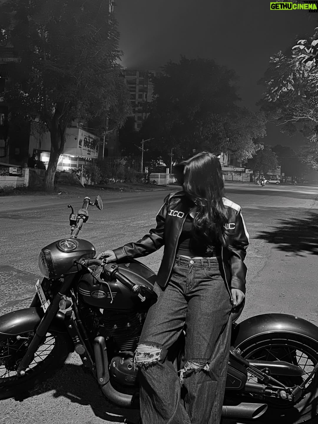 Anushka Sutar - 66.6K Likes - Up for a RIDE!? 

#jawaperak #rider #bikergirl #anushkasutar #dhurandhar #bike