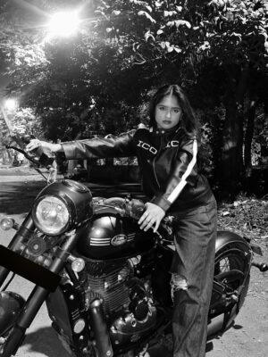 Anushka Sutar Instagram - Up for a RIDE!?
#jawaperak #rider #bikergirl #anushkasutar #dhurandhar #bike