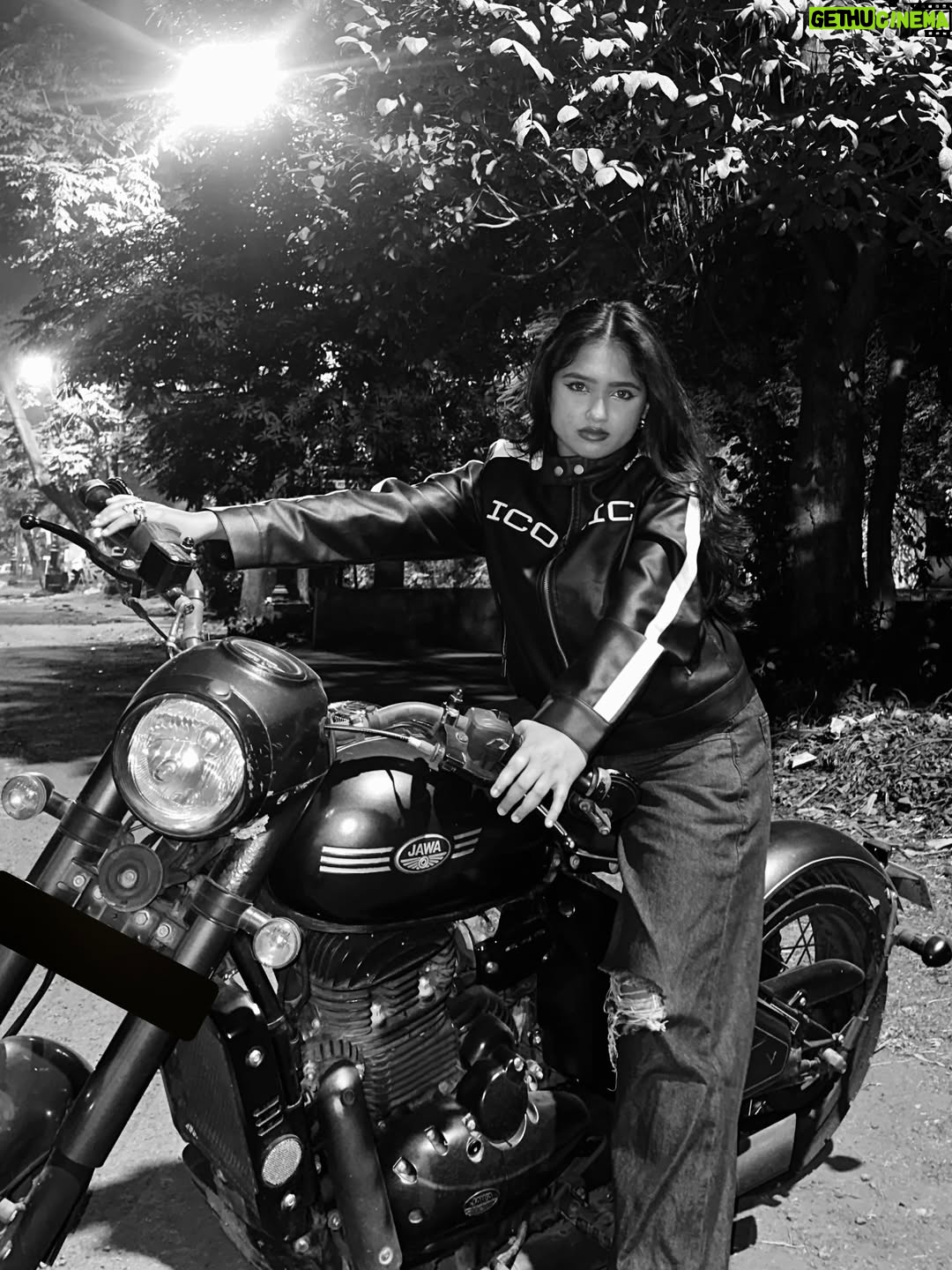 Anushka Sutar - 66.6K Likes - Up for a RIDE!? 

#jawaperak #rider #bikergirl #anushkasutar #dhurandhar #bike