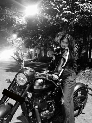 Anushka Sutar Instagram - Up for a RIDE!?
#jawaperak #rider #bikergirl #anushkasutar #dhurandhar #bike