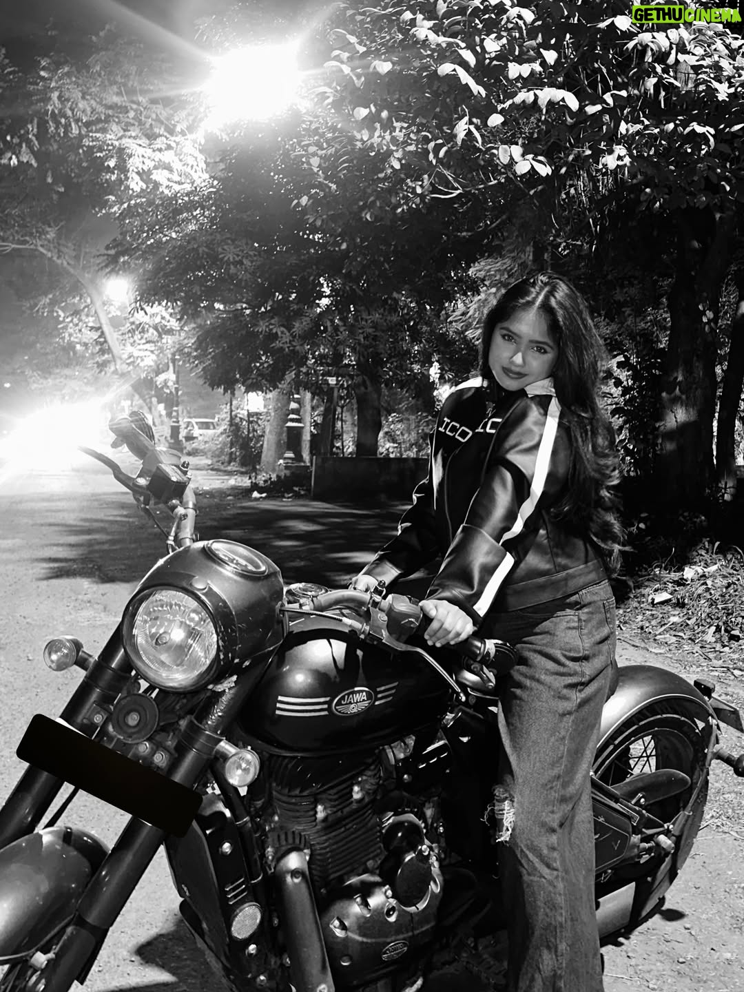 Anushka Sutar - 66.6K Likes - Up for a RIDE!? 

#jawaperak #rider #bikergirl #anushkasutar #dhurandhar #bike