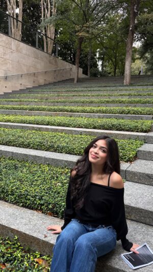 Anwita Sundaram Instagram - put me in some @chanelofficial š @tyla i love this song i had to plus its been a while since i posted š³ sorry guys I MISSS ALLL OF YOUUUU š
DC: @oliviavanexel ILY!! ā¤ļøā¤ļø
#dance #tyla #chanel #hiphop #practice #studio #anwita #anwitasundaram #explore #instagram #instagood