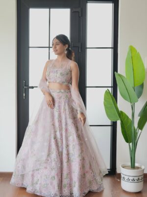 Aparna Vinod Instagram - ✨If found please return to disney
Outfit: @indrasdesigns @enchanting_indras_designs
Photography: @emmanuelcharlyphotography
MUA: @lushandluxbyak
Stylist: @devi_sreenath
Jewellery: @indras_fine_jewellers
#photoshoot #bridallehanga #lehanga #model #weddinglehanga #malayali