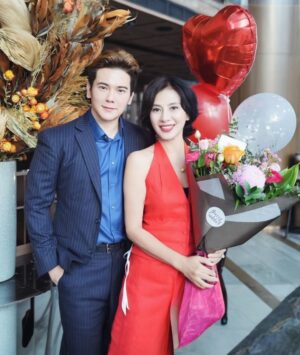 Apple Hong Instagram - 𝑨 𝒉𝒆𝒂𝒓𝒕𝒇𝒆𝒍𝒕 𝒃𝒊𝒓𝒕𝒉𝒅𝒂𝒚 𝒄𝒆𝒍𝒆𝒃𝒓𝒂𝒕𝒊𝒐𝒏 𝒇𝒐𝒓 𝒀𝒐𝒏𝒈 𝑭𝒂𝒏𝒈 🎂✨

很高兴永芳姐姐邀请了我们几位多次合作的演员同事，一起为她庆祝生日。她每一年都会选择在同乐餐厅庆祝生日，今年则在同乐旗下的 @qinsingapore 与大家相聚。同乐的 @andrew_tjioe 总裁也与我们一同享用了一顿别具特色的 fusion 融合料理晚餐，还特地准备了优质香槟.，名厨 @marvasng 亲自掌勺，精心设计了多道美食，我们还一起捞了今年第一次鱼生。

慧芳姐、永芳姐姐、碧仁姐姐、Apple 洪乙心都是我一直很欣赏的艺人，能这样聚在一起, 充满温情。大家一边品尝香槟，一边聊起拍戏时的点点滴滴，Mr Andrew总裁也分享了他的创业经历。那是一晚很温馨的相聚，我们几位一直聊到凌晨 12 点。

珍惜友情，永芳姐姐每一年都会邀请我参加她的生日、其他聚会，我们也一起主持大型活动。感恩姐姐这些年来对弟弟的照顾，也祝福永芳姐姐生日快乐，永远芬芳美丽，家和万事兴。🎂❤️

We are happy to celebrate He Yong Fang’s birthday with fellow artistes we have worked closely with over the years. As always, she chooses TungLok, and this year we gather at @qinsingapore. Mr Andrew @andrew_tjioe, CEO of @tunglokgroup , joins us for a thoughtful fusion dinner, champagne, and our first yu sheng of the year. Amazing chef @marvasng prepared a refined fusion dinner for us, seamlessly blending culinary traditions with contemporary flair. 

Spending the evening with @honghuifang, @he_yong_fang_ , @huangbiren and @applehong feels especially meaningful. We share stories from our filming days, listen to Mr Andrew’s entrepreneurial journey and enjoy a warm, heartfelt night that stretches past midnight.

I truly treasure this friendship and am grateful for Yong Fang’s kindness over the years. She invites me to her birthday celebrations and other gatherings every year, and we have also co-hosted many large-scale events together. Wishing her a very happy birthday and blessings for her family. 🎂❤️

Special thanks to @meikotailor for making me look sharp in this blue suit. 

#birthday #happybirthday #friendship #actors #artistes