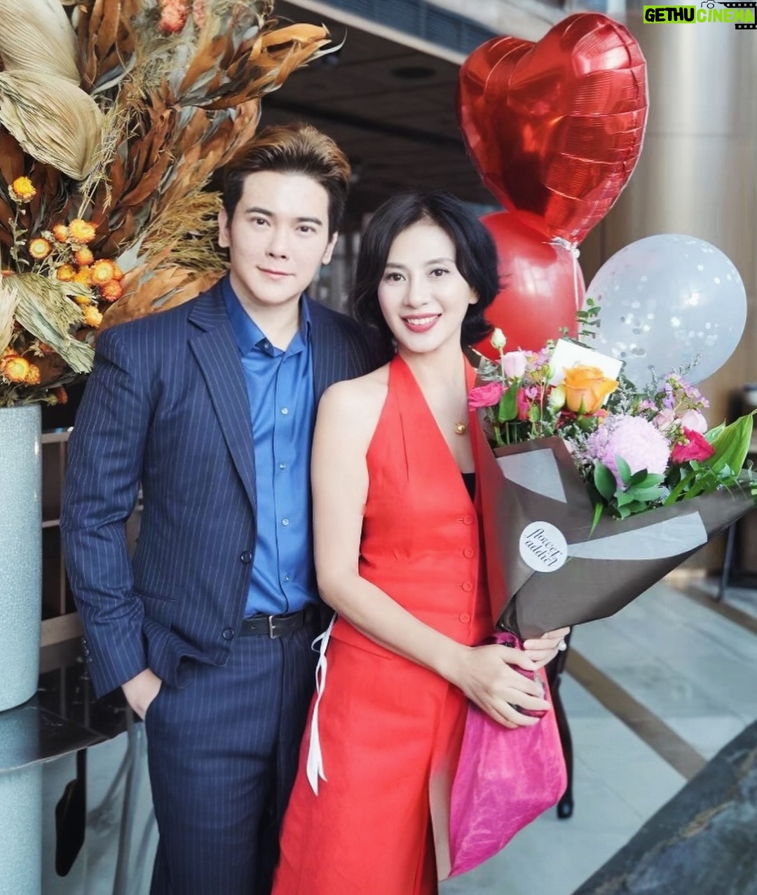 Apple Hong - 2K Likes - 𝑨 𝒉𝒆𝒂𝒓𝒕𝒇𝒆𝒍𝒕 𝒃𝒊𝒓𝒕𝒉𝒅𝒂𝒚 𝒄𝒆𝒍𝒆𝒃𝒓𝒂𝒕𝒊𝒐𝒏 𝒇𝒐𝒓 𝒀𝒐𝒏𝒈 𝑭𝒂𝒏𝒈 🎂✨

很高兴永芳姐姐邀请了我们几位多次合作的演员同事，一起为她庆祝生日。她每一年都会选择在同乐餐厅庆祝生日，今年则在同乐旗下的 @qinsingapore 与大家相聚。同乐的 @andrew_tjioe 总裁也与我们一同享用了一顿别具特色的 fusion 融合料理晚餐，还特地准备了优质香槟.，名厨 @marvasng 亲自掌勺，精心设计了多道美食，我们还一起捞了今年第一次鱼生。

慧芳姐、永芳姐姐、碧仁姐姐、Apple 洪乙心都是我一直很欣赏的艺人，能这样聚在一起, 充满温情。大家一边品尝香槟，一边聊起拍戏时的点点滴滴，Mr Andrew总裁也分享了他的创业经历。那是一晚很温馨的相聚，我们几位一直聊到凌晨 12 点。

珍惜友情，永芳姐姐每一年都会邀请我参加她的生日、其他聚会，我们也一起主持大型活动。感恩姐姐这些年来对弟弟的照顾，也祝福永芳姐姐生日快乐，永远芬芳美丽，家和万事兴。🎂❤️

We are happy to celebrate He Yong Fang’s birthday with fellow artistes we have worked closely with over the years. As always, she chooses TungLok, and this year we gather at @qinsingapore. Mr Andrew @andrew_tjioe, CEO of @tunglokgroup , joins us for a thoughtful fusion dinner, champagne, and our first yu sheng of the year. Amazing chef @marvasng prepared a refined fusion dinner for us, seamlessly blending culinary traditions with contemporary flair. 

Spending the evening with @honghuifang, @he_yong_fang_ , @huangbiren and @applehong feels especially meaningful. We share stories from our filming days, listen to Mr Andrew’s entrepreneurial journey and enjoy a warm, heartfelt night that stretches past midnight.

I truly treasure this friendship and am grateful for Yong Fang’s kindness over the years. She invites me to her birthday celebrations and other gatherings every year, and we have also co-hosted many large-scale events together. Wishing her a very happy birthday and blessings for her family. 🎂❤️

Special thanks to @meikotailor for making me look sharp in this blue suit. 

#birthday #happybirthday #friendship #actors #artistes