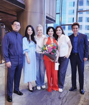 Apple Hong Instagram - 𝑨 𝒉𝒆𝒂𝒓𝒕𝒇𝒆𝒍𝒕 𝒃𝒊𝒓𝒕𝒉𝒅𝒂𝒚 𝒄𝒆𝒍𝒆𝒃𝒓𝒂𝒕𝒊𝒐𝒏 𝒇𝒐𝒓 𝒀𝒐𝒏𝒈 𝑭𝒂𝒏𝒈 🎂✨

很高兴永芳姐姐邀请了我们几位多次合作的演员同事，一起为她庆祝生日。她每一年都会选择在同乐餐厅庆祝生日，今年则在同乐旗下的 @qinsingapore 与大家相聚。同乐的 @andrew_tjioe 总裁也与我们一同享用了一顿别具特色的 fusion 融合料理晚餐，还特地准备了优质香槟.，名厨 @marvasng 亲自掌勺，精心设计了多道美食，我们还一起捞了今年第一次鱼生。

慧芳姐、永芳姐姐、碧仁姐姐、Apple 洪乙心都是我一直很欣赏的艺人，能这样聚在一起, 充满温情。大家一边品尝香槟，一边聊起拍戏时的点点滴滴，Mr Andrew总裁也分享了他的创业经历。那是一晚很温馨的相聚，我们几位一直聊到凌晨 12 点。

珍惜友情，永芳姐姐每一年都会邀请我参加她的生日、其他聚会，我们也一起主持大型活动。感恩姐姐这些年来对弟弟的照顾，也祝福永芳姐姐生日快乐，永远芬芳美丽，家和万事兴。🎂❤️

We are happy to celebrate He Yong Fang’s birthday with fellow artistes we have worked closely with over the years. As always, she chooses TungLok, and this year we gather at @qinsingapore. Mr Andrew @andrew_tjioe, CEO of @tunglokgroup , joins us for a thoughtful fusion dinner, champagne, and our first yu sheng of the year. Amazing chef @marvasng prepared a refined fusion dinner for us, seamlessly blending culinary traditions with contemporary flair. 

Spending the evening with @honghuifang, @he_yong_fang_ , @huangbiren and @applehong feels especially meaningful. We share stories from our filming days, listen to Mr Andrew’s entrepreneurial journey and enjoy a warm, heartfelt night that stretches past midnight.

I truly treasure this friendship and am grateful for Yong Fang’s kindness over the years. She invites me to her birthday celebrations and other gatherings every year, and we have also co-hosted many large-scale events together. Wishing her a very happy birthday and blessings for her family. 🎂❤️

Special thanks to @meikotailor for making me look sharp in this blue suit. 

#birthday #happybirthday #friendship #actors #artistes
