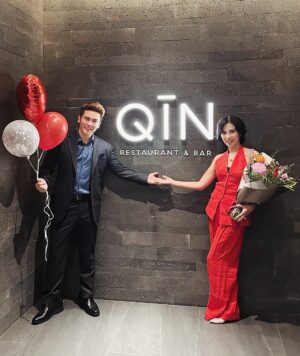 Apple Hong Instagram - 𝑨 𝒉𝒆𝒂𝒓𝒕𝒇𝒆𝒍𝒕 𝒃𝒊𝒓𝒕𝒉𝒅𝒂𝒚 𝒄𝒆𝒍𝒆𝒃𝒓𝒂𝒕𝒊𝒐𝒏 𝒇𝒐𝒓 𝒀𝒐𝒏𝒈 𝑭𝒂𝒏𝒈 🎂✨

很高兴永芳姐姐邀请了我们几位多次合作的演员同事，一起为她庆祝生日。她每一年都会选择在同乐餐厅庆祝生日，今年则在同乐旗下的 @qinsingapore 与大家相聚。同乐的 @andrew_tjioe 总裁也与我们一同享用了一顿别具特色的 fusion 融合料理晚餐，还特地准备了优质香槟.，名厨 @marvasng 亲自掌勺，精心设计了多道美食，我们还一起捞了今年第一次鱼生。

慧芳姐、永芳姐姐、碧仁姐姐、Apple 洪乙心都是我一直很欣赏的艺人，能这样聚在一起, 充满温情。大家一边品尝香槟，一边聊起拍戏时的点点滴滴，Mr Andrew总裁也分享了他的创业经历。那是一晚很温馨的相聚，我们几位一直聊到凌晨 12 点。

珍惜友情，永芳姐姐每一年都会邀请我参加她的生日、其他聚会，我们也一起主持大型活动。感恩姐姐这些年来对弟弟的照顾，也祝福永芳姐姐生日快乐，永远芬芳美丽，家和万事兴。🎂❤️

We are happy to celebrate He Yong Fang’s birthday with fellow artistes we have worked closely with over the years. As always, she chooses TungLok, and this year we gather at @qinsingapore. Mr Andrew @andrew_tjioe, CEO of @tunglokgroup , joins us for a thoughtful fusion dinner, champagne, and our first yu sheng of the year. Amazing chef @marvasng prepared a refined fusion dinner for us, seamlessly blending culinary traditions with contemporary flair. 

Spending the evening with @honghuifang, @he_yong_fang_ , @huangbiren and @applehong feels especially meaningful. We share stories from our filming days, listen to Mr Andrew’s entrepreneurial journey and enjoy a warm, heartfelt night that stretches past midnight.

I truly treasure this friendship and am grateful for Yong Fang’s kindness over the years. She invites me to her birthday celebrations and other gatherings every year, and we have also co-hosted many large-scale events together. Wishing her a very happy birthday and blessings for her family. 🎂❤️

Special thanks to @meikotailor for making me look sharp in this blue suit. 

#birthday #happybirthday #friendship #actors #artistes
