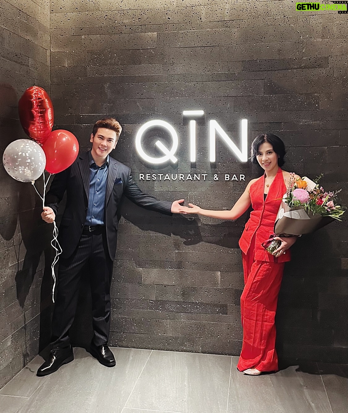 Apple Hong - 2K Likes - 𝑨 𝒉𝒆𝒂𝒓𝒕𝒇𝒆𝒍𝒕 𝒃𝒊𝒓𝒕𝒉𝒅𝒂𝒚 𝒄𝒆𝒍𝒆𝒃𝒓𝒂𝒕𝒊𝒐𝒏 𝒇𝒐𝒓 𝒀𝒐𝒏𝒈 𝑭𝒂𝒏𝒈 🎂✨

很高兴永芳姐姐邀请了我们几位多次合作的演员同事，一起为她庆祝生日。她每一年都会选择在同乐餐厅庆祝生日，今年则在同乐旗下的 @qinsingapore 与大家相聚。同乐的 @andrew_tjioe 总裁也与我们一同享用了一顿别具特色的 fusion 融合料理晚餐，还特地准备了优质香槟.，名厨 @marvasng 亲自掌勺，精心设计了多道美食，我们还一起捞了今年第一次鱼生。

慧芳姐、永芳姐姐、碧仁姐姐、Apple 洪乙心都是我一直很欣赏的艺人，能这样聚在一起, 充满温情。大家一边品尝香槟，一边聊起拍戏时的点点滴滴，Mr Andrew总裁也分享了他的创业经历。那是一晚很温馨的相聚，我们几位一直聊到凌晨 12 点。

珍惜友情，永芳姐姐每一年都会邀请我参加她的生日、其他聚会，我们也一起主持大型活动。感恩姐姐这些年来对弟弟的照顾，也祝福永芳姐姐生日快乐，永远芬芳美丽，家和万事兴。🎂❤️

We are happy to celebrate He Yong Fang’s birthday with fellow artistes we have worked closely with over the years. As always, she chooses TungLok, and this year we gather at @qinsingapore. Mr Andrew @andrew_tjioe, CEO of @tunglokgroup , joins us for a thoughtful fusion dinner, champagne, and our first yu sheng of the year. Amazing chef @marvasng prepared a refined fusion dinner for us, seamlessly blending culinary traditions with contemporary flair. 

Spending the evening with @honghuifang, @he_yong_fang_ , @huangbiren and @applehong feels especially meaningful. We share stories from our filming days, listen to Mr Andrew’s entrepreneurial journey and enjoy a warm, heartfelt night that stretches past midnight.

I truly treasure this friendship and am grateful for Yong Fang’s kindness over the years. She invites me to her birthday celebrations and other gatherings every year, and we have also co-hosted many large-scale events together. Wishing her a very happy birthday and blessings for her family. 🎂❤️

Special thanks to @meikotailor for making me look sharp in this blue suit. 

#birthday #happybirthday #friendship #actors #artistes