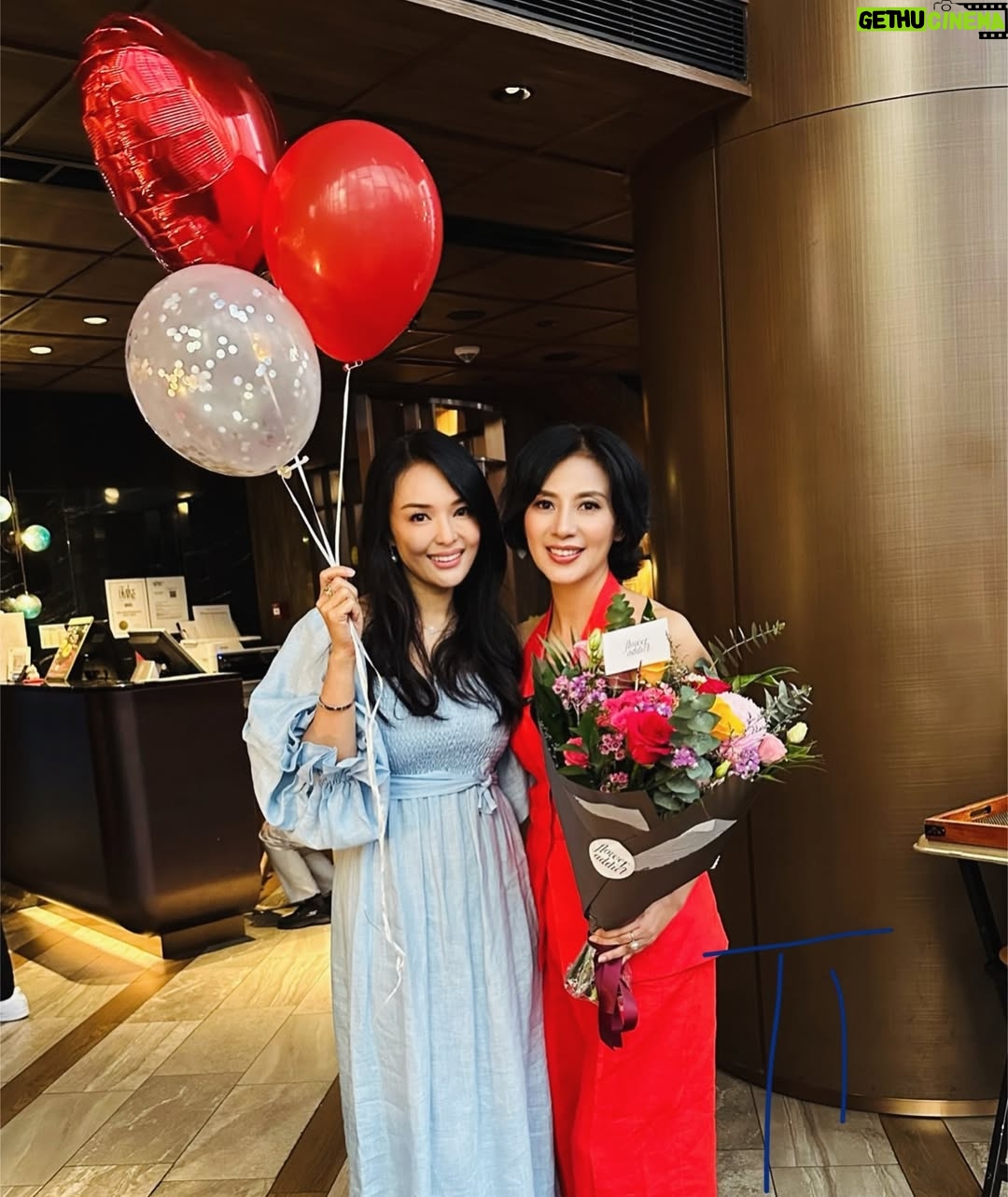 Apple Hong - 2K Likes - 𝑨 𝒉𝒆𝒂𝒓𝒕𝒇𝒆𝒍𝒕 𝒃𝒊𝒓𝒕𝒉𝒅𝒂𝒚 𝒄𝒆𝒍𝒆𝒃𝒓𝒂𝒕𝒊𝒐𝒏 𝒇𝒐𝒓 𝒀𝒐𝒏𝒈 𝑭𝒂𝒏𝒈 🎂✨

很高兴永芳姐姐邀请了我们几位多次合作的演员同事，一起为她庆祝生日。她每一年都会选择在同乐餐厅庆祝生日，今年则在同乐旗下的 @qinsingapore 与大家相聚。同乐的 @andrew_tjioe 总裁也与我们一同享用了一顿别具特色的 fusion 融合料理晚餐，还特地准备了优质香槟.，名厨 @marvasng 亲自掌勺，精心设计了多道美食，我们还一起捞了今年第一次鱼生。

慧芳姐、永芳姐姐、碧仁姐姐、Apple 洪乙心都是我一直很欣赏的艺人，能这样聚在一起, 充满温情。大家一边品尝香槟，一边聊起拍戏时的点点滴滴，Mr Andrew总裁也分享了他的创业经历。那是一晚很温馨的相聚，我们几位一直聊到凌晨 12 点。

珍惜友情，永芳姐姐每一年都会邀请我参加她的生日、其他聚会，我们也一起主持大型活动。感恩姐姐这些年来对弟弟的照顾，也祝福永芳姐姐生日快乐，永远芬芳美丽，家和万事兴。🎂❤️

We are happy to celebrate He Yong Fang’s birthday with fellow artistes we have worked closely with over the years. As always, she chooses TungLok, and this year we gather at @qinsingapore. Mr Andrew @andrew_tjioe, CEO of @tunglokgroup , joins us for a thoughtful fusion dinner, champagne, and our first yu sheng of the year. Amazing chef @marvasng prepared a refined fusion dinner for us, seamlessly blending culinary traditions with contemporary flair. 

Spending the evening with @honghuifang, @he_yong_fang_ , @huangbiren and @applehong feels especially meaningful. We share stories from our filming days, listen to Mr Andrew’s entrepreneurial journey and enjoy a warm, heartfelt night that stretches past midnight.

I truly treasure this friendship and am grateful for Yong Fang’s kindness over the years. She invites me to her birthday celebrations and other gatherings every year, and we have also co-hosted many large-scale events together. Wishing her a very happy birthday and blessings for her family. 🎂❤️

Special thanks to @meikotailor for making me look sharp in this blue suit. 

#birthday #happybirthday #friendship #actors #artistes