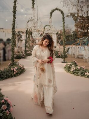 Areeba Habib Instagram - 🌸Bloom.
@mariaasajjadofficial
@momentosbymahnoor
@gul.co_