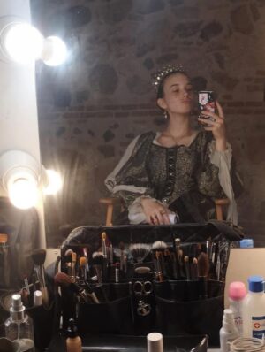 Aria Bedmar Instagram - ✨Hoy es el día internacional del actor y la actriz✨
En esta etapa de mi vida mi mente, mi cuerpo y mi alma viven conectados en el rol de madre cada minuto del día, pero no se me olvida de donde vengo.
Vengo del escenario, de las posibilidades infinitas de vida, del aplauso, del silencio y del telón. Gracias vida por regalarme ese tesoro.
Feliz día, hermanas y hermanos de profesión 🎭