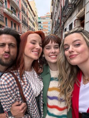 Aria Bedmar Instagram - ✨Hoy es el día internacional del actor y la actriz✨
En esta etapa de mi vida mi mente, mi cuerpo y mi alma viven conectados en el rol de madre cada minuto del día, pero no se me olvida de donde vengo.
Vengo del escenario, de las posibilidades infinitas de vida, del aplauso, del silencio y del telón. Gracias vida por regalarme ese tesoro.
Feliz día, hermanas y hermanos de profesión 🎭