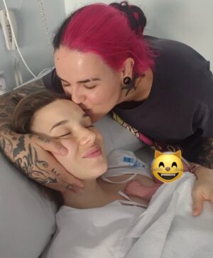 Aria Bedmar Instagram - ✨20.06.2025✨
Nuestro pequeño pasó al otro lado de la piel. Ya lo podemos abrazar, acariciar, besar y mimar... Después de una semana en la que seguimos sin poder creerlo, hoy nos parecía el mejor día para anunciarlo. 🌈💖
El sentimiento que nos crece en el pecho no se puede medir, ni describir. Estamos llenas de emoción, dudas y caos, sobre todo caos. Bendito caos.
Nuestro querido Cairo, bienvenido a tu manada.
🦄💕🧜🏻♀️