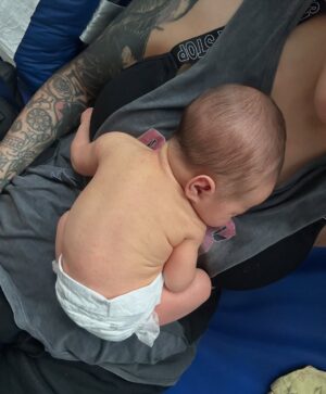 Aria Bedmar Instagram - ✨20.06.2025✨
Nuestro pequeño pasó al otro lado de la piel. Ya lo podemos abrazar, acariciar, besar y mimar... Después de una semana en la que seguimos sin poder creerlo, hoy nos parecía el mejor día para anunciarlo. 🌈💖
El sentimiento que nos crece en el pecho no se puede medir, ni describir. Estamos llenas de emoción, dudas y caos, sobre todo caos. Bendito caos.
Nuestro querido Cairo, bienvenido a tu manada.
🦄💕🧜🏻♀️