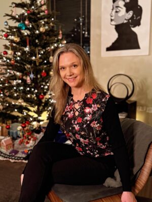 Ariana Richards Instagram - Merry Christmas, everyone!! Wishing you all the very best for the Holidays ♥️🎄