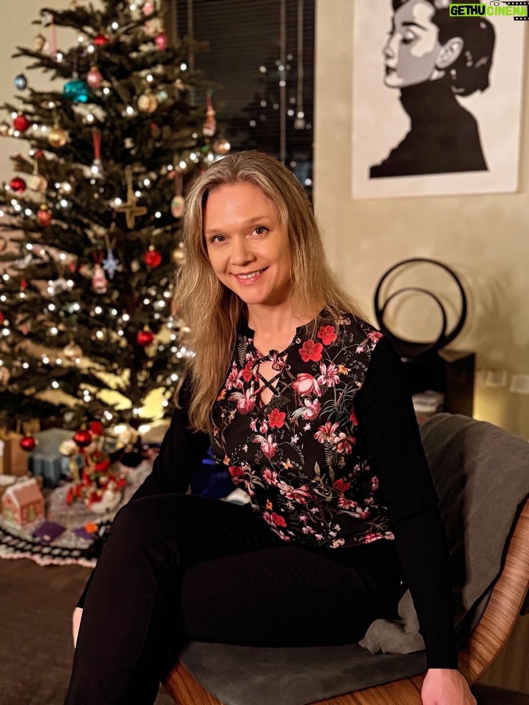 Ariana Richards - 3.8K Likes - Merry Christmas, everyone!! Wishing you all the very best for the Holidays ♥️🎄