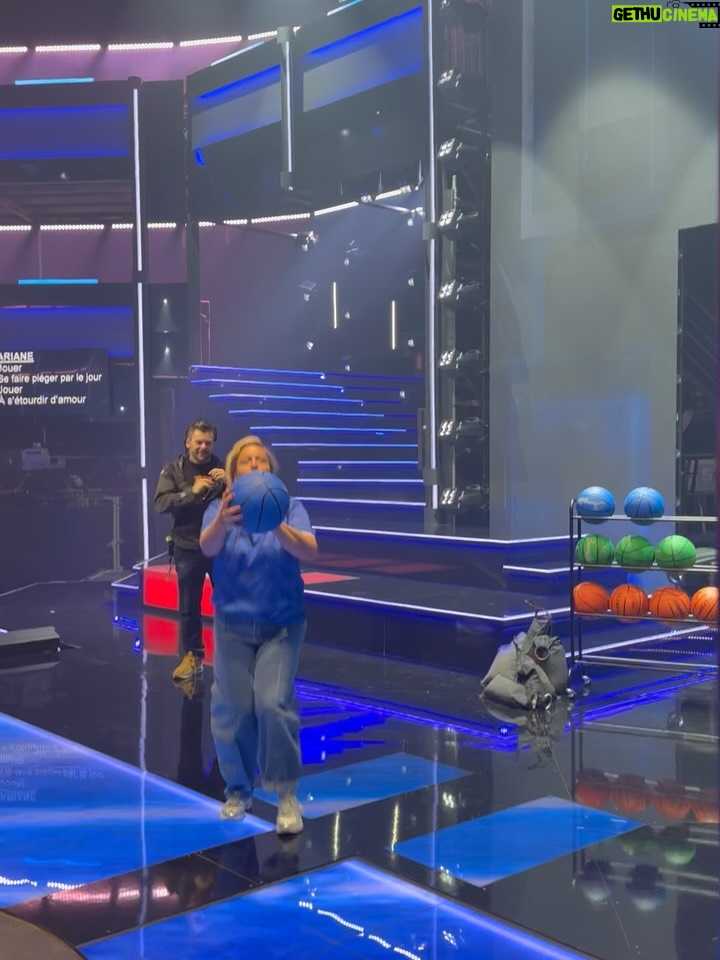 Ariane Moffatt - 1K Likes - Une autre année magnifique sous le signe du MULTI-JEU COLLECTIF , des PLEURIRES, entourée de mes familles précieuses de sang ❤️‍🔥 , de musique et d’amitiés !! Merci à vous qui faites  partie de ma grande aventure de vie ! On continue tout ça ; avec un extra course à pieds !! 

Je vous souhaite la Bonne année en direct de Whistler 🎿 , SANTÉ , douceur et sérénité (du moins quête de ) avec de défis nouveaux à relever !!

Vous viendrez vivre le show Airs de Jeux avec nous en 2026 ?!!
