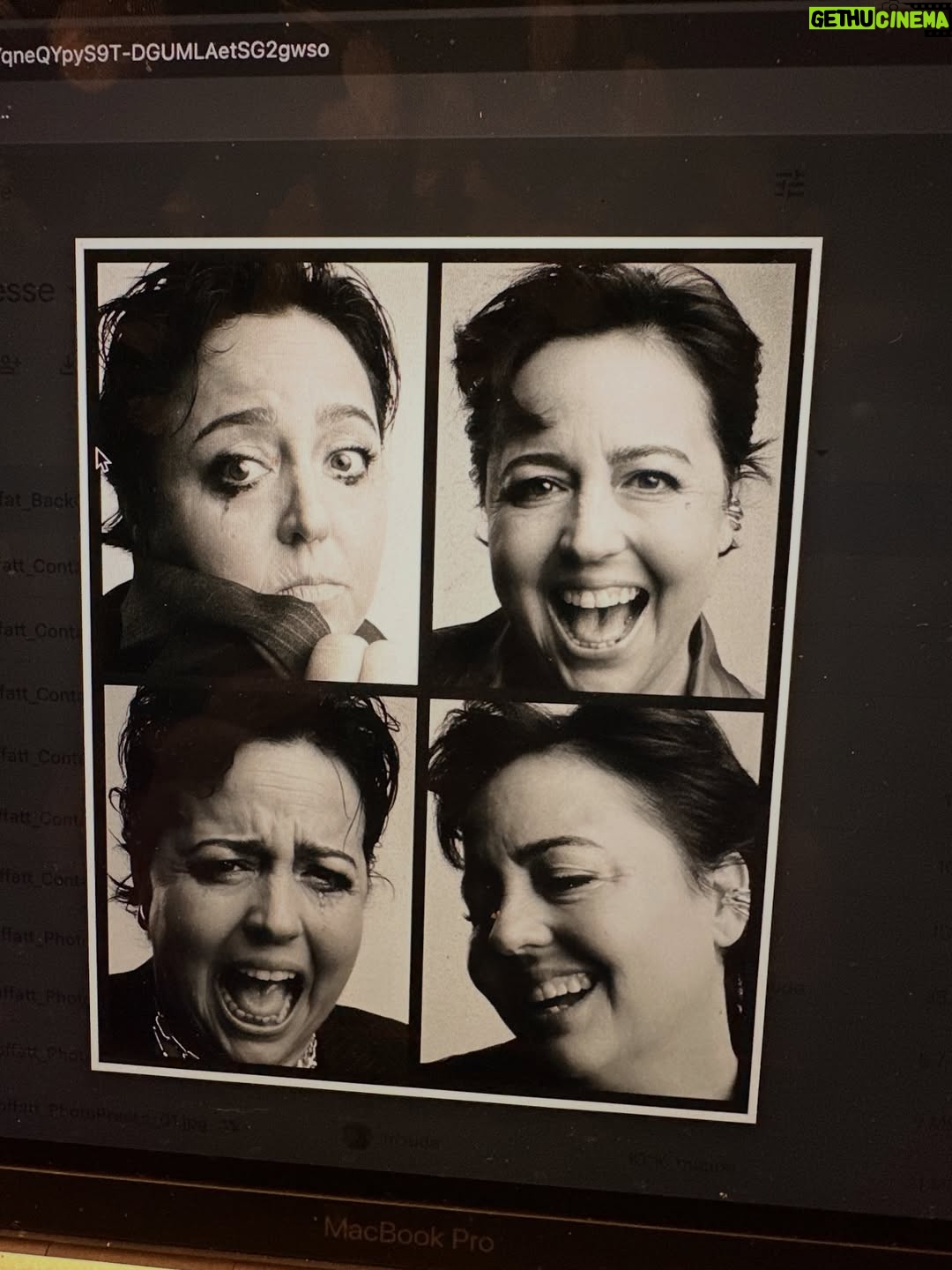 Ariane Moffatt - 1K Likes - Une autre année magnifique sous le signe du MULTI-JEU COLLECTIF , des PLEURIRES, entourée de mes familles précieuses de sang ❤️‍🔥 , de musique et d’amitiés !! Merci à vous qui faites  partie de ma grande aventure de vie ! On continue tout ça ; avec un extra course à pieds !! 

Je vous souhaite la Bonne année en direct de Whistler 🎿 , SANTÉ , douceur et sérénité (du moins quête de ) avec de défis nouveaux à relever !!

Vous viendrez vivre le show Airs de Jeux avec nous en 2026 ?!!