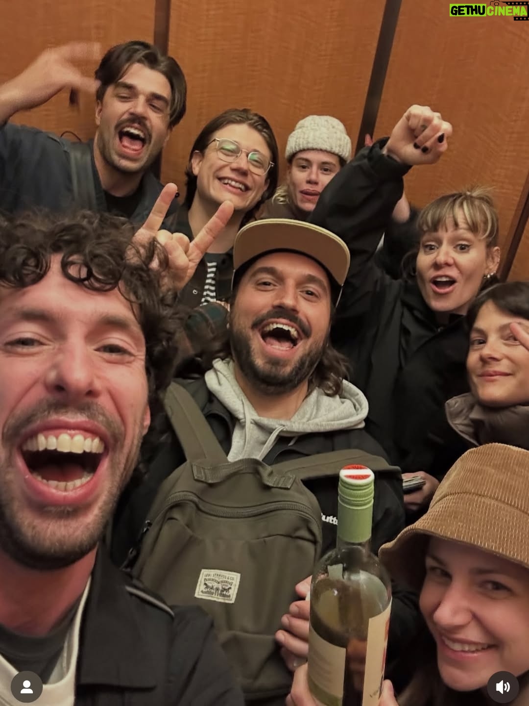 Ariane Moffatt - 1K Likes - Une autre année magnifique sous le signe du MULTI-JEU COLLECTIF , des PLEURIRES, entourée de mes familles précieuses de sang ❤️‍🔥 , de musique et d’amitiés !! Merci à vous qui faites  partie de ma grande aventure de vie ! On continue tout ça ; avec un extra course à pieds !! 

Je vous souhaite la Bonne année en direct de Whistler 🎿 , SANTÉ , douceur et sérénité (du moins quête de ) avec de défis nouveaux à relever !!

Vous viendrez vivre le show Airs de Jeux avec nous en 2026 ?!!