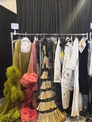 Arianne Phillips Instagram - VOGUE WORLD HOLLYWOOD pt1. bts 
…
Thank you Anna Wintour @voguemagazine 
VOGUE WORLD x HOLLYWOOD
 The  conversation between costume design and fashion design in the pages of Vogue and on the runway live . 
It was a thrill to be alongside my costume designer colleagues and friends to celebrate their work and our craft  while honoring our community 
 100% of proceeds from ticket sales benefiting @alifeinthearts with a special initiative benefiting members of the costume community who were impacted by the 2025 California wildfires.
SPECIAL THANK YOU to the G.O.A .T @lisaloveofficial whose vision , brilliance is unmatched 🙌🏼 🙏🏼 ♥️
Thank you to @guiducci ♥️ @juancp ♥️
AND @alex_jordan_harrington ♥️whose talent , insight , patience , humor and friendship  is deeply appreciated. Thank you 🙏🏼 @leilaa for your grace and excellence 🙏🏼
👉🏼 fitting day @maria.themarias  as “Wallis Simpson / Duchess Of Windsor “ from W.E 
👉🏼 backstage credentials 
👉🏼 fitting boards w/ dream cast @sergiokletnoy 
👉🏼 fitting @scarbarbar @wa1i__ “Johnny &June”
Walk The Line 
👉🏼 fitting @abbychampion as “Sharon Tate”
Once Upon A Time In Hollywood 
👉🏼 G.O.A.T’s everywhere @patmcgrathreal @jimmypaulhair @shirleykurata @thesandypowell 
👉🏼 100 hair & makeup stations 👋🏼 @mistercorvette 
👉🏼 master of ceremonies & secret sauce wizard of 👌🏼@alex_jordan_harrington 
👉🏼 walking the walk  @stephengalloway 
👉🏼 rehearsal with @thesandypowell @stephengalloway 
👉🏼 front row ready 
👉🏼 costume designer rehearsal @jacquielwest @thesandypowell @colleenatwoodofficial @lisaloveofficial 
👉🏼 genius summit @fatima_noir @stephengalloway 
👉🏼 @alex_jordan_harrington fashion run-thru
👉🏼 backstage 
👉🏼 @shirleykurata  making magic in her fittings
👉🏼 fitting still w/ Nashville cutie Scarlet & Wali 👌🏼
👉🏼 I spy  the great @milenacanonero.official fitting with Alex Harrington & Vogue team 
👉🏼 the day before at home  my own private run-thru figuring out my look 😝
#vogueworldhollywood #ariannearchive