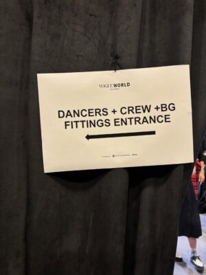 Arianne Phillips Instagram - VOGUE WORLD HOLLYWOOD pt1. bts 
…
Thank you Anna Wintour @voguemagazine 
VOGUE WORLD x HOLLYWOOD
 The  conversation between costume design and fashion design in the pages of Vogue and on the runway live . 
It was a thrill to be alongside my costume designer colleagues and friends to celebrate their work and our craft  while honoring our community 
 100% of proceeds from ticket sales benefiting @alifeinthearts with a special initiative benefiting members of the costume community who were impacted by the 2025 California wildfires.
SPECIAL THANK YOU to the G.O.A .T @lisaloveofficial whose vision , brilliance is unmatched 🙌🏼 🙏🏼 ♥️
Thank you to @guiducci ♥️ @juancp ♥️
AND @alex_jordan_harrington ♥️whose talent , insight , patience , humor and friendship  is deeply appreciated. Thank you 🙏🏼 @leilaa for your grace and excellence 🙏🏼
👉🏼 fitting day @maria.themarias  as “Wallis Simpson / Duchess Of Windsor “ from W.E 
👉🏼 backstage credentials 
👉🏼 fitting boards w/ dream cast @sergiokletnoy 
👉🏼 fitting @scarbarbar @wa1i__ “Johnny &June”
Walk The Line 
👉🏼 fitting @abbychampion as “Sharon Tate”
Once Upon A Time In Hollywood 
👉🏼 G.O.A.T’s everywhere @patmcgrathreal @jimmypaulhair @shirleykurata @thesandypowell 
👉🏼 100 hair & makeup stations 👋🏼 @mistercorvette 
👉🏼 master of ceremonies & secret sauce wizard of 👌🏼@alex_jordan_harrington 
👉🏼 walking the walk  @stephengalloway 
👉🏼 rehearsal with @thesandypowell @stephengalloway 
👉🏼 front row ready 
👉🏼 costume designer rehearsal @jacquielwest @thesandypowell @colleenatwoodofficial @lisaloveofficial 
👉🏼 genius summit @fatima_noir @stephengalloway 
👉🏼 @alex_jordan_harrington fashion run-thru
👉🏼 backstage 
👉🏼 @shirleykurata  making magic in her fittings
👉🏼 fitting still w/ Nashville cutie Scarlet & Wali 👌🏼
👉🏼 I spy  the great @milenacanonero.official fitting with Alex Harrington & Vogue team 
👉🏼 the day before at home  my own private run-thru figuring out my look 😝
#vogueworldhollywood #ariannearchive