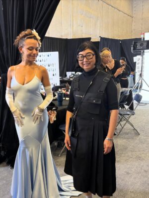 Arianne Phillips Instagram - VOGUE WORLD HOLLYWOOD pt1. bts 
…
Thank you Anna Wintour @voguemagazine 
VOGUE WORLD x HOLLYWOOD
 The  conversation between costume design and fashion design in the pages of Vogue and on the runway live . 
It was a thrill to be alongside my costume designer colleagues and friends to celebrate their work and our craft  while honoring our community 
 100% of proceeds from ticket sales benefiting @alifeinthearts with a special initiative benefiting members of the costume community who were impacted by the 2025 California wildfires.
SPECIAL THANK YOU to the G.O.A .T @lisaloveofficial whose vision , brilliance is unmatched 🙌🏼 🙏🏼 ♥️
Thank you to @guiducci ♥️ @juancp ♥️
AND @alex_jordan_harrington ♥️whose talent , insight , patience , humor and friendship  is deeply appreciated. Thank you 🙏🏼 @leilaa for your grace and excellence 🙏🏼
👉🏼 fitting day @maria.themarias  as “Wallis Simpson / Duchess Of Windsor “ from W.E 
👉🏼 backstage credentials 
👉🏼 fitting boards w/ dream cast @sergiokletnoy 
👉🏼 fitting @scarbarbar @wa1i__ “Johnny &June”
Walk The Line 
👉🏼 fitting @abbychampion as “Sharon Tate”
Once Upon A Time In Hollywood 
👉🏼 G.O.A.T’s everywhere @patmcgrathreal @jimmypaulhair @shirleykurata @thesandypowell 
👉🏼 100 hair & makeup stations 👋🏼 @mistercorvette 
👉🏼 master of ceremonies & secret sauce wizard of 👌🏼@alex_jordan_harrington 
👉🏼 walking the walk  @stephengalloway 
👉🏼 rehearsal with @thesandypowell @stephengalloway 
👉🏼 front row ready 
👉🏼 costume designer rehearsal @jacquielwest @thesandypowell @colleenatwoodofficial @lisaloveofficial 
👉🏼 genius summit @fatima_noir @stephengalloway 
👉🏼 @alex_jordan_harrington fashion run-thru
👉🏼 backstage 
👉🏼 @shirleykurata  making magic in her fittings
👉🏼 fitting still w/ Nashville cutie Scarlet & Wali 👌🏼
👉🏼 I spy  the great @milenacanonero.official fitting with Alex Harrington & Vogue team 
👉🏼 the day before at home  my own private run-thru figuring out my look 😝
#vogueworldhollywood #ariannearchive