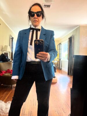 Arianne Phillips Instagram - VOGUE WORLD HOLLYWOOD pt1. bts 
…
Thank you Anna Wintour @voguemagazine 
VOGUE WORLD x HOLLYWOOD
 The  conversation between costume design and fashion design in the pages of Vogue and on the runway live . 
It was a thrill to be alongside my costume designer colleagues and friends to celebrate their work and our craft  while honoring our community 
 100% of proceeds from ticket sales benefiting @alifeinthearts with a special initiative benefiting members of the costume community who were impacted by the 2025 California wildfires.
SPECIAL THANK YOU to the G.O.A .T @lisaloveofficial whose vision , brilliance is unmatched 🙌🏼 🙏🏼 ♥️
Thank you to @guiducci ♥️ @juancp ♥️
AND @alex_jordan_harrington ♥️whose talent , insight , patience , humor and friendship  is deeply appreciated. Thank you 🙏🏼 @leilaa for your grace and excellence 🙏🏼
👉🏼 fitting day @maria.themarias  as “Wallis Simpson / Duchess Of Windsor “ from W.E 
👉🏼 backstage credentials 
👉🏼 fitting boards w/ dream cast @sergiokletnoy 
👉🏼 fitting @scarbarbar @wa1i__ “Johnny &June”
Walk The Line 
👉🏼 fitting @abbychampion as “Sharon Tate”
Once Upon A Time In Hollywood 
👉🏼 G.O.A.T’s everywhere @patmcgrathreal @jimmypaulhair @shirleykurata @thesandypowell 
👉🏼 100 hair & makeup stations 👋🏼 @mistercorvette 
👉🏼 master of ceremonies & secret sauce wizard of 👌🏼@alex_jordan_harrington 
👉🏼 walking the walk  @stephengalloway 
👉🏼 rehearsal with @thesandypowell @stephengalloway 
👉🏼 front row ready 
👉🏼 costume designer rehearsal @jacquielwest @thesandypowell @colleenatwoodofficial @lisaloveofficial 
👉🏼 genius summit @fatima_noir @stephengalloway 
👉🏼 @alex_jordan_harrington fashion run-thru
👉🏼 backstage 
👉🏼 @shirleykurata  making magic in her fittings
👉🏼 fitting still w/ Nashville cutie Scarlet & Wali 👌🏼
👉🏼 I spy  the great @milenacanonero.official fitting with Alex Harrington & Vogue team 
👉🏼 the day before at home  my own private run-thru figuring out my look 😝
#vogueworldhollywood #ariannearchive
