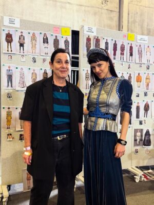 Arianne Phillips Instagram - VOGUE WORLD HOLLYWOOD pt1. bts 
…
Thank you Anna Wintour @voguemagazine 
VOGUE WORLD x HOLLYWOOD
 The  conversation between costume design and fashion design in the pages of Vogue and on the runway live . 
It was a thrill to be alongside my costume designer colleagues and friends to celebrate their work and our craft  while honoring our community 
 100% of proceeds from ticket sales benefiting @alifeinthearts with a special initiative benefiting members of the costume community who were impacted by the 2025 California wildfires.
SPECIAL THANK YOU to the G.O.A .T @lisaloveofficial whose vision , brilliance is unmatched 🙌🏼 🙏🏼 ♥️
Thank you to @guiducci ♥️ @juancp ♥️
AND @alex_jordan_harrington ♥️whose talent , insight , patience , humor and friendship  is deeply appreciated. Thank you 🙏🏼 @leilaa for your grace and excellence 🙏🏼
👉🏼 fitting day @maria.themarias  as “Wallis Simpson / Duchess Of Windsor “ from W.E 
👉🏼 backstage credentials 
👉🏼 fitting boards w/ dream cast @sergiokletnoy 
👉🏼 fitting @scarbarbar @wa1i__ “Johnny &June”
Walk The Line 
👉🏼 fitting @abbychampion as “Sharon Tate”
Once Upon A Time In Hollywood 
👉🏼 G.O.A.T’s everywhere @patmcgrathreal @jimmypaulhair @shirleykurata @thesandypowell 
👉🏼 100 hair & makeup stations 👋🏼 @mistercorvette 
👉🏼 master of ceremonies & secret sauce wizard of 👌🏼@alex_jordan_harrington 
👉🏼 walking the walk  @stephengalloway 
👉🏼 rehearsal with @thesandypowell @stephengalloway 
👉🏼 front row ready 
👉🏼 costume designer rehearsal @jacquielwest @thesandypowell @colleenatwoodofficial @lisaloveofficial 
👉🏼 genius summit @fatima_noir @stephengalloway 
👉🏼 @alex_jordan_harrington fashion run-thru
👉🏼 backstage 
👉🏼 @shirleykurata  making magic in her fittings
👉🏼 fitting still w/ Nashville cutie Scarlet & Wali 👌🏼
👉🏼 I spy  the great @milenacanonero.official fitting with Alex Harrington & Vogue team 
👉🏼 the day before at home  my own private run-thru figuring out my look 😝
#vogueworldhollywood #ariannearchive