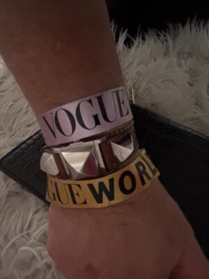 Arianne Phillips Instagram - VOGUE WORLD HOLLYWOOD pt1. bts 
…
Thank you Anna Wintour @voguemagazine 
VOGUE WORLD x HOLLYWOOD
 The  conversation between costume design and fashion design in the pages of Vogue and on the runway live . 
It was a thrill to be alongside my costume designer colleagues and friends to celebrate their work and our craft  while honoring our community 
 100% of proceeds from ticket sales benefiting @alifeinthearts with a special initiative benefiting members of the costume community who were impacted by the 2025 California wildfires.
SPECIAL THANK YOU to the G.O.A .T @lisaloveofficial whose vision , brilliance is unmatched 🙌🏼 🙏🏼 ♥️
Thank you to @guiducci ♥️ @juancp ♥️
AND @alex_jordan_harrington ♥️whose talent , insight , patience , humor and friendship  is deeply appreciated. Thank you 🙏🏼 @leilaa for your grace and excellence 🙏🏼
👉🏼 fitting day @maria.themarias  as “Wallis Simpson / Duchess Of Windsor “ from W.E 
👉🏼 backstage credentials 
👉🏼 fitting boards w/ dream cast @sergiokletnoy 
👉🏼 fitting @scarbarbar @wa1i__ “Johnny &June”
Walk The Line 
👉🏼 fitting @abbychampion as “Sharon Tate”
Once Upon A Time In Hollywood 
👉🏼 G.O.A.T’s everywhere @patmcgrathreal @jimmypaulhair @shirleykurata @thesandypowell 
👉🏼 100 hair & makeup stations 👋🏼 @mistercorvette 
👉🏼 master of ceremonies & secret sauce wizard of 👌🏼@alex_jordan_harrington 
👉🏼 walking the walk  @stephengalloway 
👉🏼 rehearsal with @thesandypowell @stephengalloway 
👉🏼 front row ready 
👉🏼 costume designer rehearsal @jacquielwest @thesandypowell @colleenatwoodofficial @lisaloveofficial 
👉🏼 genius summit @fatima_noir @stephengalloway 
👉🏼 @alex_jordan_harrington fashion run-thru
👉🏼 backstage 
👉🏼 @shirleykurata  making magic in her fittings
👉🏼 fitting still w/ Nashville cutie Scarlet & Wali 👌🏼
👉🏼 I spy  the great @milenacanonero.official fitting with Alex Harrington & Vogue team 
👉🏼 the day before at home  my own private run-thru figuring out my look 😝
#vogueworldhollywood #ariannearchive