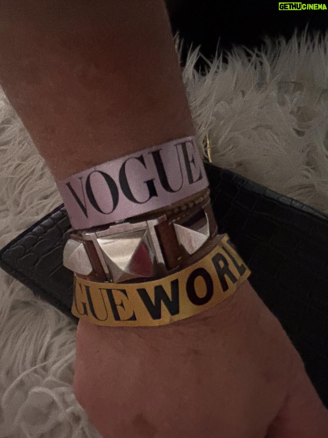 Arianne Phillips - 1.9K Likes - VOGUE WORLD HOLLYWOOD pt1. bts 
…
Thank you Anna Wintour @voguemagazine 
VOGUE WORLD x HOLLYWOOD
 The  conversation between costume design and fashion design in the pages of Vogue and on the runway live . 
It was a thrill to be alongside my costume designer colleagues and friends to celebrate their work and our craft  while honoring our community 
 100% of proceeds from ticket sales benefiting @alifeinthearts with a special initiative benefiting members of the costume community who were impacted by the 2025 California wildfires.
SPECIAL THANK YOU to the G.O.A .T @lisaloveofficial whose vision , brilliance is unmatched 🙌🏼 🙏🏼 ♥️
Thank you to @guiducci ♥️ @juancp ♥️
AND @alex_jordan_harrington ♥️whose talent , insight , patience , humor and friendship  is deeply appreciated. Thank you 🙏🏼 @leilaa for your grace and excellence 🙏🏼
👉🏼 fitting day @maria.themarias  as “Wallis Simpson / Duchess Of Windsor “ from W.E 
👉🏼 backstage credentials 
👉🏼 fitting boards w/ dream cast @sergiokletnoy 
👉🏼 fitting @scarbarbar @wa1i__ “Johnny &June”
Walk The Line 
👉🏼 fitting @abbychampion as “Sharon Tate”
Once Upon A Time In Hollywood 
👉🏼 G.O.A.T’s everywhere @patmcgrathreal @jimmypaulhair @shirleykurata @thesandypowell 
👉🏼 100 hair & makeup stations 👋🏼 @mistercorvette 
👉🏼 master of ceremonies & secret sauce wizard of 👌🏼@alex_jordan_harrington 
👉🏼 walking the walk  @stephengalloway 
👉🏼 rehearsal with @thesandypowell @stephengalloway 
👉🏼 front row ready 
👉🏼 costume designer rehearsal @jacquielwest @thesandypowell @colleenatwoodofficial @lisaloveofficial 
👉🏼 genius summit @fatima_noir @stephengalloway 
👉🏼 @alex_jordan_harrington fashion run-thru
👉🏼 backstage 
👉🏼 @shirleykurata  making magic in her fittings
👉🏼 fitting still w/ Nashville cutie Scarlet & Wali 👌🏼
👉🏼 I spy  the great @milenacanonero.official fitting with Alex Harrington & Vogue team 
👉🏼 the day before at home  my own private run-thru figuring out my look 😝
#vogueworldhollywood #ariannearchive