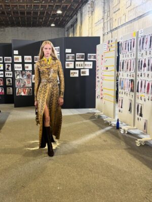 Arianne Phillips Instagram - VOGUE WORLD HOLLYWOOD pt1. bts 
…
Thank you Anna Wintour @voguemagazine 
VOGUE WORLD x HOLLYWOOD
 The  conversation between costume design and fashion design in the pages of Vogue and on the runway live . 
It was a thrill to be alongside my costume designer colleagues and friends to celebrate their work and our craft  while honoring our community 
 100% of proceeds from ticket sales benefiting @alifeinthearts with a special initiative benefiting members of the costume community who were impacted by the 2025 California wildfires.
SPECIAL THANK YOU to the G.O.A .T @lisaloveofficial whose vision , brilliance is unmatched 🙌🏼 🙏🏼 ♥️
Thank you to @guiducci ♥️ @juancp ♥️
AND @alex_jordan_harrington ♥️whose talent , insight , patience , humor and friendship  is deeply appreciated. Thank you 🙏🏼 @leilaa for your grace and excellence 🙏🏼
👉🏼 fitting day @maria.themarias  as “Wallis Simpson / Duchess Of Windsor “ from W.E 
👉🏼 backstage credentials 
👉🏼 fitting boards w/ dream cast @sergiokletnoy 
👉🏼 fitting @scarbarbar @wa1i__ “Johnny &June”
Walk The Line 
👉🏼 fitting @abbychampion as “Sharon Tate”
Once Upon A Time In Hollywood 
👉🏼 G.O.A.T’s everywhere @patmcgrathreal @jimmypaulhair @shirleykurata @thesandypowell 
👉🏼 100 hair & makeup stations 👋🏼 @mistercorvette 
👉🏼 master of ceremonies & secret sauce wizard of 👌🏼@alex_jordan_harrington 
👉🏼 walking the walk  @stephengalloway 
👉🏼 rehearsal with @thesandypowell @stephengalloway 
👉🏼 front row ready 
👉🏼 costume designer rehearsal @jacquielwest @thesandypowell @colleenatwoodofficial @lisaloveofficial 
👉🏼 genius summit @fatima_noir @stephengalloway 
👉🏼 @alex_jordan_harrington fashion run-thru
👉🏼 backstage 
👉🏼 @shirleykurata  making magic in her fittings
👉🏼 fitting still w/ Nashville cutie Scarlet & Wali 👌🏼
👉🏼 I spy  the great @milenacanonero.official fitting with Alex Harrington & Vogue team 
👉🏼 the day before at home  my own private run-thru figuring out my look 😝
#vogueworldhollywood #ariannearchive