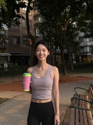 Arlena Chang Instagram - Train. Rest. Repeat.🩷🧘‍♀️
最近的我