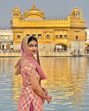 Arohi Khurana Instagram - Dream completed ✔️ ❤️
.
.
.
#arohikhurana #arohians #goldentemple #amritsar #jalandhar #punjab