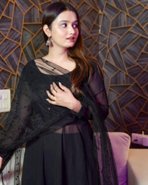 Arohi Khurana Instagram - Black suit Bindi or Jhumke...🖤
.
.
.
#arohikhurana #explorepage #arohians #black #traditional