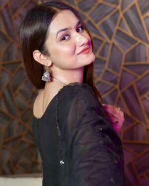 Arohi Khurana Instagram - Black suit Bindi or Jhumke...🖤
.
.
.
#arohikhurana #explorepage #arohians #black #traditional