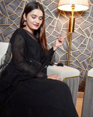 Arohi Khurana Instagram - Black suit Bindi or Jhumke...🖤
.
.
.
#arohikhurana #explorepage #arohians #black #traditional