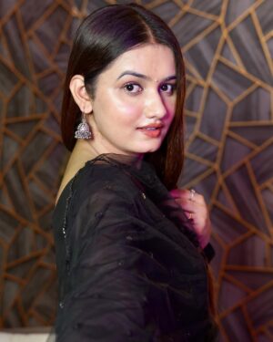 Arohi Khurana Instagram - Black suit Bindi or Jhumke...🖤
.
.
.
#arohikhurana #explorepage #arohians #black #traditional