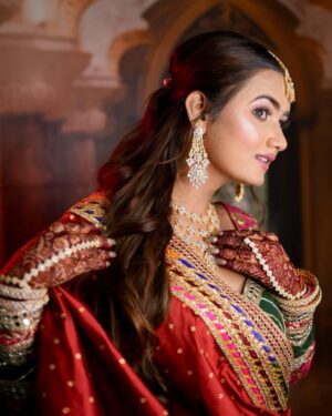 Arohi Khurana Instagram - Jai shree Ram🧡
.
.
Makeup by @rahil_makeovers @soniya_hairstylist
.
.
#arohikhurana #arohians