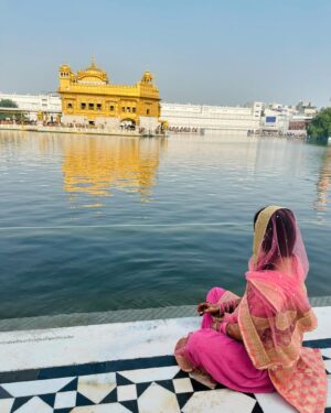 Arohi Khurana Instagram - Dream completed ✔️ ❤️
.
.
.
#arohikhurana #arohians #goldentemple #amritsar #jalandhar #punjab