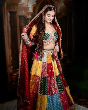 Arohi Khurana Instagram - Jai shree Ram🧡
.
.
Makeup by @rahil_makeovers @soniya_hairstylist
.
.
#arohikhurana #arohians