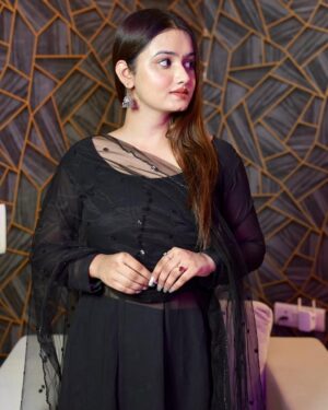 Arohi Khurana Instagram - Black suit Bindi or Jhumke...🖤
.
.
.
#arohikhurana #explorepage #arohians #black #traditional