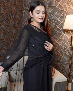 Arohi Khurana Instagram - Black suit Bindi or Jhumke...🖤
.
.
.
#arohikhurana #explorepage #arohians #black #traditional