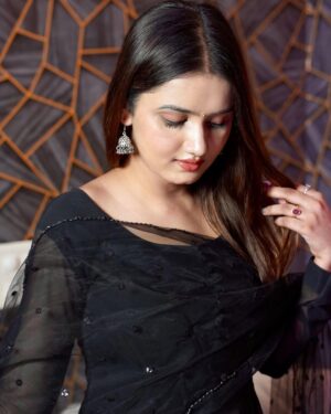 Arohi Khurana Instagram - Black suit Bindi or Jhumke...🖤
.
.
.
#arohikhurana #explorepage #arohians #black #traditional