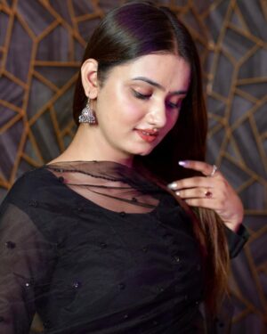 Arohi Khurana Instagram - Black suit Bindi or Jhumke...🖤
.
.
.
#arohikhurana #explorepage #arohians #black #traditional