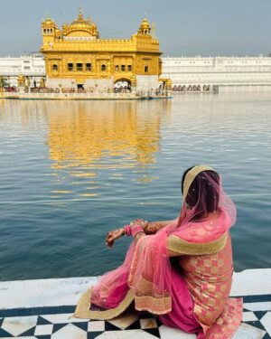Arohi Khurana Instagram - Dream completed ✔️ ❤️
.
.
.
#arohikhurana #arohians #goldentemple #amritsar #jalandhar #punjab