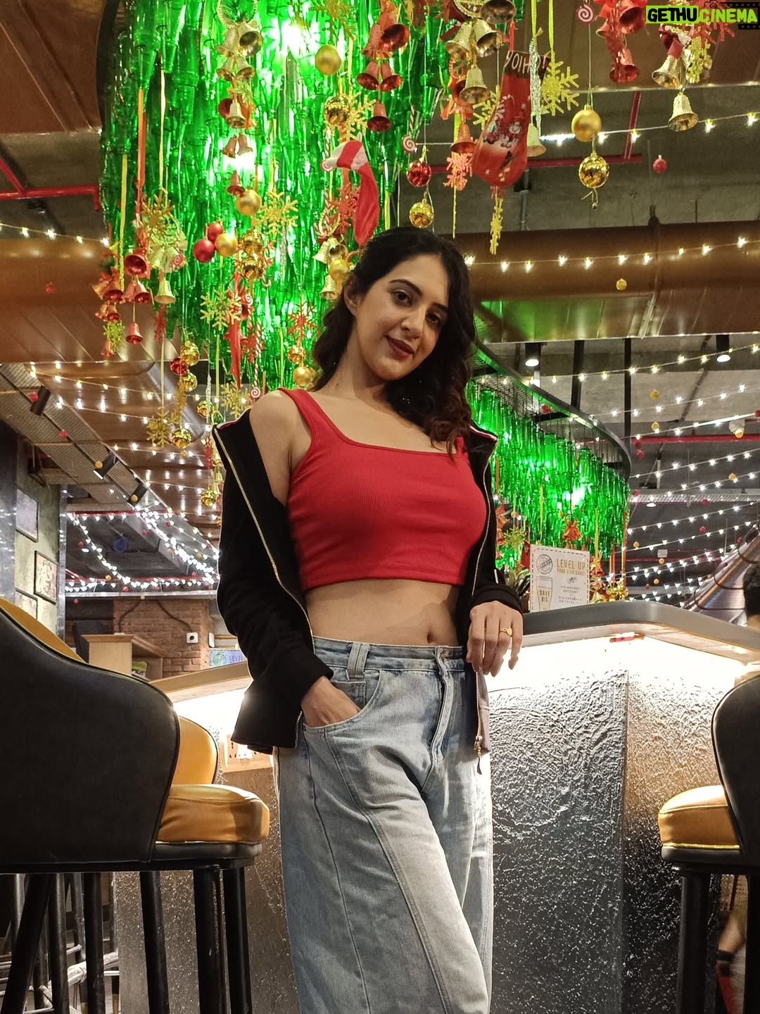 Arshin Mehta - 2.8K Likes - Celebrate Christmas with your loved ones family and friends only at @sthambabrewery. An amazing Xmas vibe and decor🧑🏻‍🎄🎄✨🎅🏻 . Can’t miss it guys . 
❤️💚❤️💚❤️💚…. Hohohohoho… merry brewery 🍻🍺🍓🍒🍇🥰🤭

#arshinmehta @sthambabrewery #mumbai #oshiwara