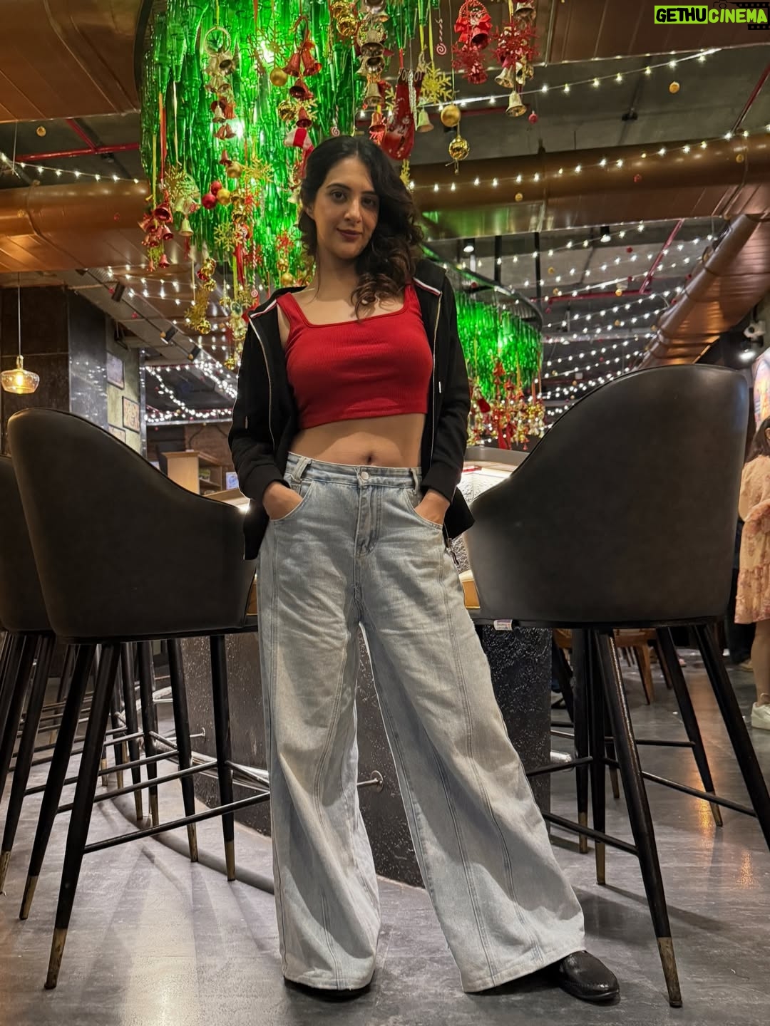Arshin Mehta - 2.8K Likes - Celebrate Christmas with your loved ones family and friends only at @sthambabrewery. An amazing Xmas vibe and decor🧑🏻‍🎄🎄✨🎅🏻 . Can’t miss it guys . 
❤️💚❤️💚❤️💚…. Hohohohoho… merry brewery 🍻🍺🍓🍒🍇🥰🤭

#arshinmehta @sthambabrewery #mumbai #oshiwara